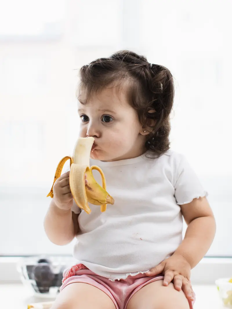 bayi makan pisang