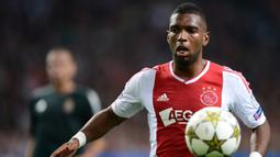 Ryan Babel. Sayap kiri Belanda berusia 35 tahun yang baru saja bergabung dengan klub kasta kedua Liga Turki, Eyupspor ini tercatat 2 kali kembali memperkuat Ajax Amsterdam usai meninggalkannya. Ia memperkuat Ajax pertama kali pada 2003/2004 hingga 2006/2007 dan hijrah ke Liverpool pada awal musim 2007/2008. Ia kembali membela Ajax selama 1 musim pada 2012/2013 usai meninggalkan Hoffenheim dan hijrah ke Kasimpasa pada awal musim 2013/2014. Pada tengah musim 2019/2020 ia kembali membela Ajax selama setengah musim sebagai pemain pinjaman dari Galatasaray. Bersama Ajax ia total tampil dalam 142 laga di semua ajang dengan torehan 30 gol dan 20 assist. (AFP/Franck Fife)