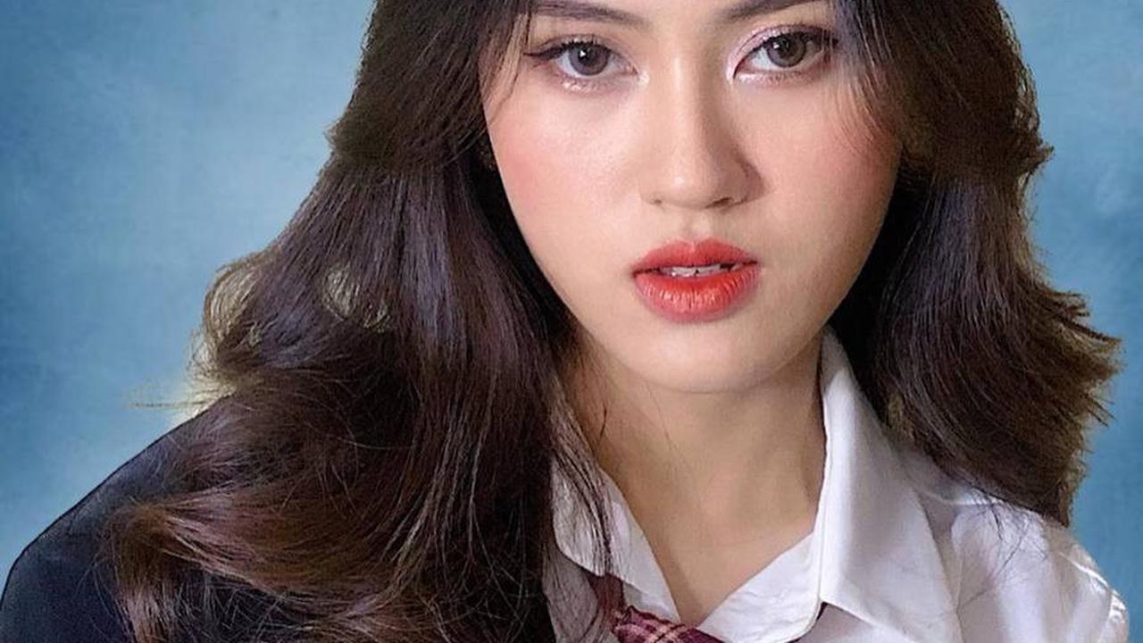 Pasca perceraian dengan Arya Wiguna, Dewi Almira mengambil keputusan untuk hijrah ke Bandung bersama ketiga anaknya, termasuk Deriska Almira.<br>
