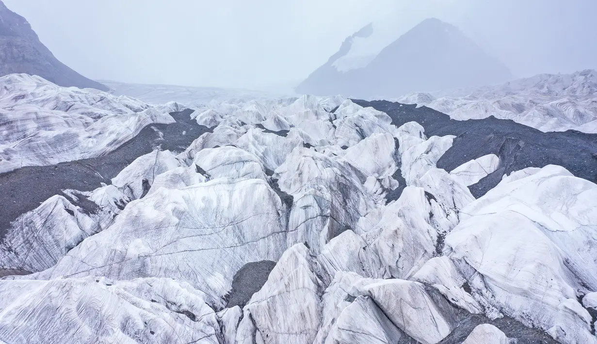 Foto dari udara yang diabadikan pada 15 Agustus 2020 ini menunjukkan gletser yang terletak di area hulu Sungai Yangtze, Prefektur Otonom Etnis Tibet Yushu, Provinsi Qinghai, China barat laut. (Xinhua/Wu Gang)