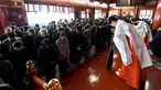 Gadis Shinto membunyikan lonceng selama upacara awal tahun di Kuil Kanda Myojin, Tokyo (4/1). Upacara tersebut diketahui sering dikunjungi oleh orang-orang yang mencari keberuntungan dan memiliki bisnis sukses. (AFP Photo/Toshifumi Kitamura)