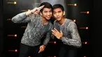 Rizki dan Ridho menyanyikan sebuah lagu karya Rhoma Irama bertajuk Keramat untuk ibunda yang sedang