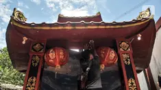 Warga keturunan Tionghoa membersihkan bangunan tempat berdoa di Vihara Buddha Dharma & 8 Pho Sat, Tajur Halang, Bogor, Jawa Barat, Minggu (23/1/2022). Jelang Tahun Baru Imlek, warga keturunan Tionghoa mulai mempersolek vihara dan klenteng. (merdeka.com/Iqbal S. Nugroho)