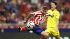 Pemain depan Atletico Madrid Angel Correa (kiri) bersaing dengan bek Villarreal Alfonso Pedraza pada pekan kedua LaLiga 2022/2023 di Stadion Wanda Metropolitano, Madrid, Senin (22/8/2022) dini hari WIB. Atletico Madrid menelan kekalahan kandang kala menjamu Villarreal dengan skor 0-2. (Photo by Thomas COEX / AFP)