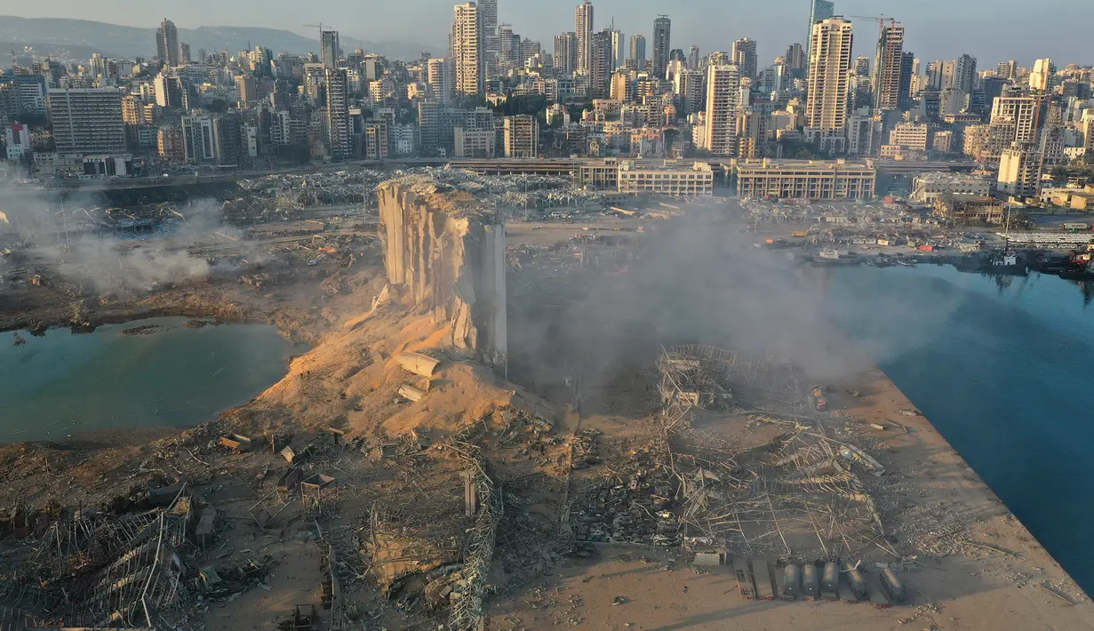 Gambar drone memperlihatkan tempat ledakan yang mengguncang pelabuhan Beirut, Lebanon, Rabu (5/8/2020). Ledakan dahsyat yang terjadi pada Selasa, 4 Agustus 2020, tersebut sejauh ini menewaskan 78 orang dan dan lebih dari 4.000 lainnya terluka. (AP Photo/Hussein Malla)