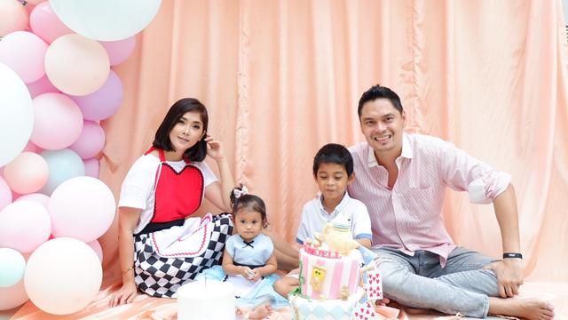 Jarang Tersorot, Ini 6 Momen Manis Eva Anindita dan Suami