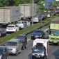 Kendaraan memadati jalan Tol Cawang Grogol di MT Haryono menuju Cikampek atau pun Jagorawi, Jakarta, (29/12). Untuk mengurai kemacetan, Menteri Perhubungan keluarkan larangan pengoperasian truk jelang tahun baru di Jakarta. (Liputan6.com/Yoppy Renato)