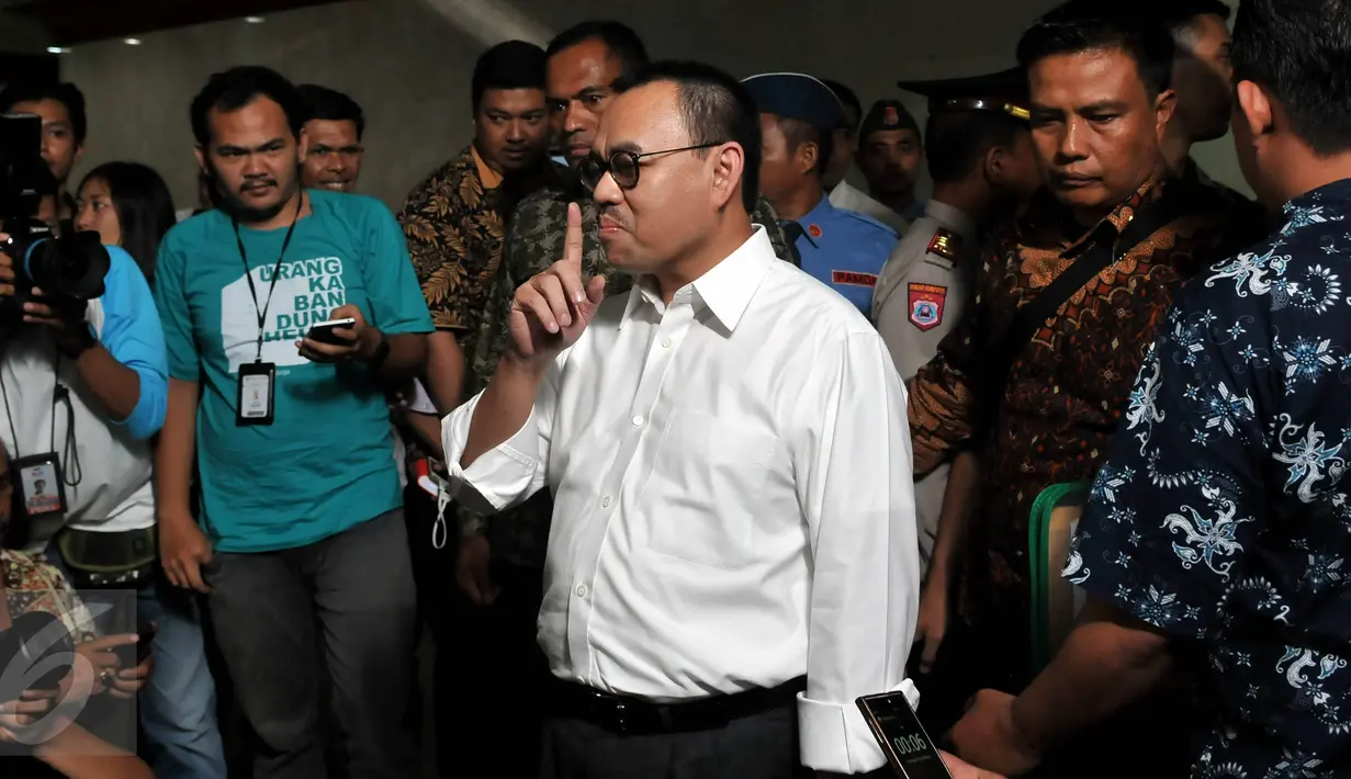 Menteri ESDM Sudirman Said bersiap menuju ruang sidang MKD di Kompleks Parlemen Senayan, Jakarta, Rabu (2/12) . Sudirman akan dimintai keterangan seputar pencatutan nama Presiden oleh Setya Novanto terkait kontrak Freeport. (Liputan6.com/Johan Tallo)