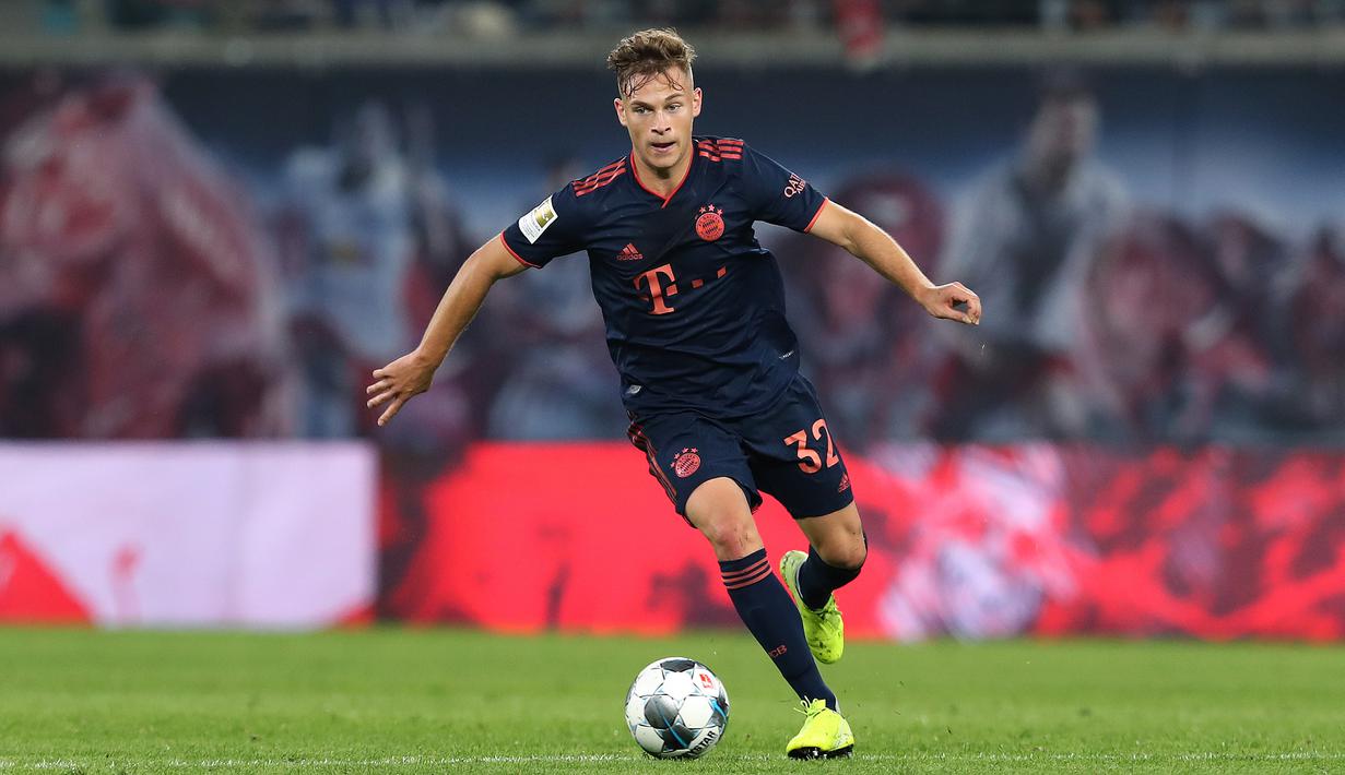 4. Joshua Kimmich - Joshua Kimmich mampu bertansformasi dari bek kanan menjadi pemain gelandang di setiap laga Bayern Munchen di Liga Champions. Pemain berusia 25 tahun ini memiliki peran penting dalam menguasai ruang di sisi kanan Bayern Munchen. (AFP/Ronny Hartmann)