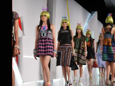 Model berjalan diatas catwak saat memperagakan koleksi terbaru desainer Lenny Agustin yang bertema Borneo off Beat dalam Indonesia Fashion Week 2015 di JCC Senayan, Jakarta, Sabtu (28/2). (Liputan6.com/Panji Diksana)