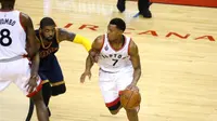 Kyle Lowry (Toronto Raptors/kanan), berusaha melewati Kyrie Irving (Cleveland Cavaliers/tengah) pada laga Gim 4 final Wilayah Timur NBA 2016 di Air Canada Centre, Toronto, Kanada, 23 Mei 2016. (Bola.com/Twitter/Raptors)