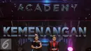 Ekspresi ketegangan finalis D Academy 3, Weni (kiri) dan Ical jelang pengukuhan juara D Academy 3 di Panggung Kemenangan di Studio 5 Indosiar, Jakarta, Sabtu (28/5). Ical unggul pengumpulanpolling sms 54.8% dari Weni. (Liputan6.com/Helmi Fithriansyah)