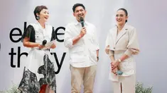 Menggelar acara launching bisnis barunya, Ririn Ekawati tampil elegan dengan busana bernuansa putih. Dalam momen tersebut, Ririn yang ditemani Ibnu Jamil juga mengundang para sahabat dari kalangan selebritis dan sosialita. Bisnis ini juga sekaligus menjadi hadiah terindah untuk Ririn yang berulang tahun pada 11 November kemarin. (Liputan6.com/IG/@ririnekawati)