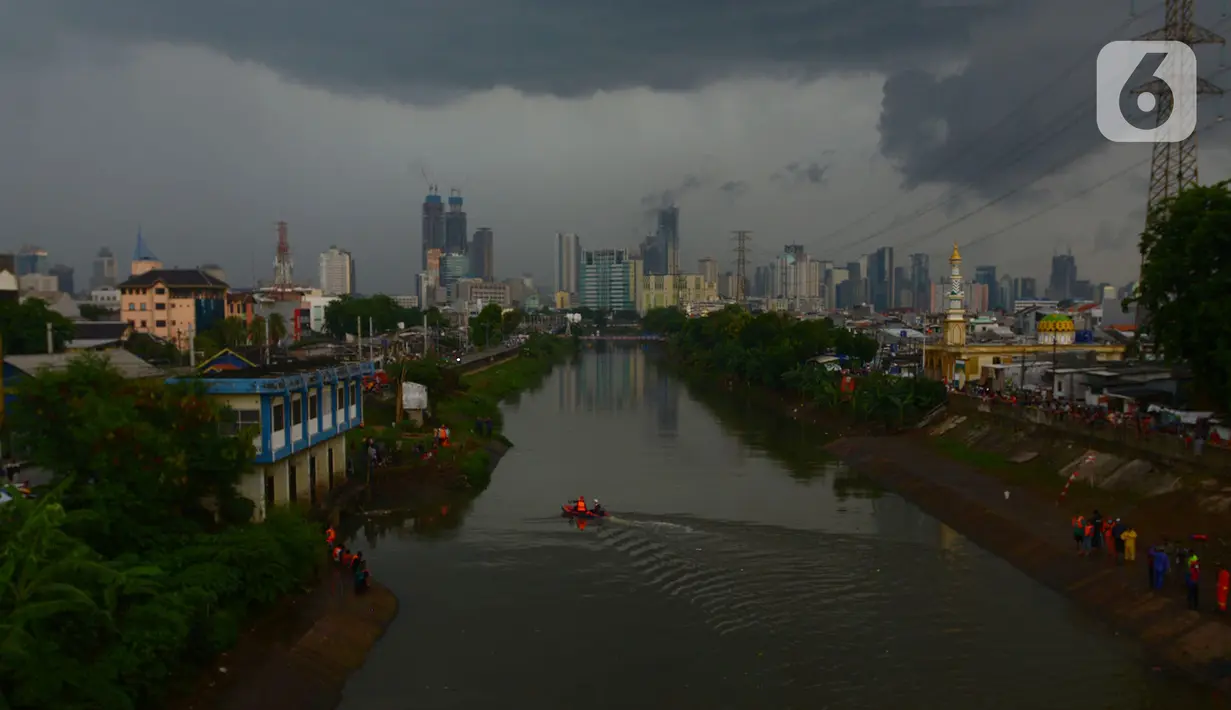 Petugas SAR gabungan Pemadam, Tagana, melakukan pencarian anak yang tenggelam di Sungai Ciliwung Kanal Banjir Barat (KBB), Tomang, Jakarta, Rabu (24/11/2020). Seorang anak dikabarkan tenggelam pada siang menjelang sore tadi di kawasan tersebut. (merdeka.com/Imam Buhori)