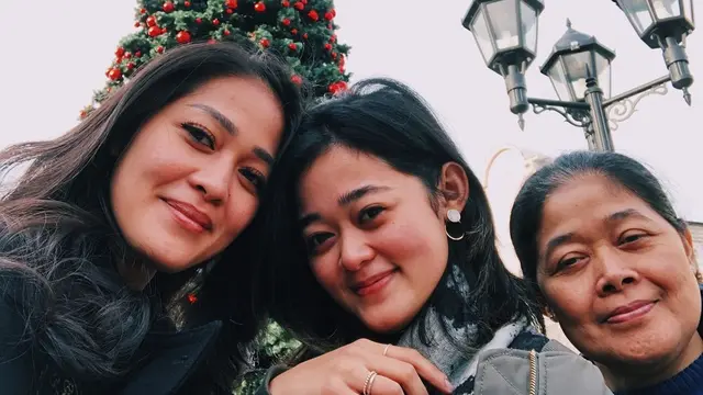 6 Potret Kebersamaan Gracia Indri dan Gisela Cindy Bareng Ibunda, Selalu Kompak