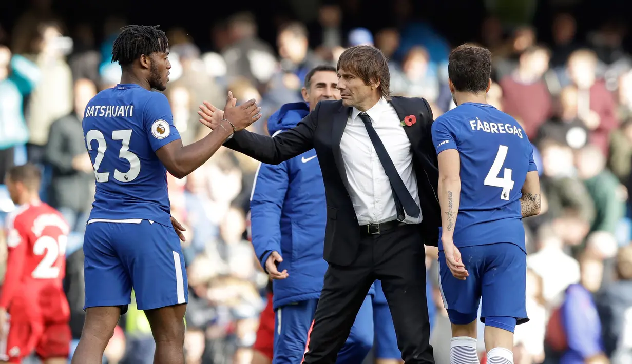 Pelatih Chelsea Antonio Conte mengucapkan selamat atas dua gol yang dicetak Michy Batshuayi saat pertandingan melawan Watford di stadion Stamford Bridge di London (21/10). Michy Batshuayi  berhasil menyumbang dua gol untuk Chelsea. (AP/Matt Dunham)