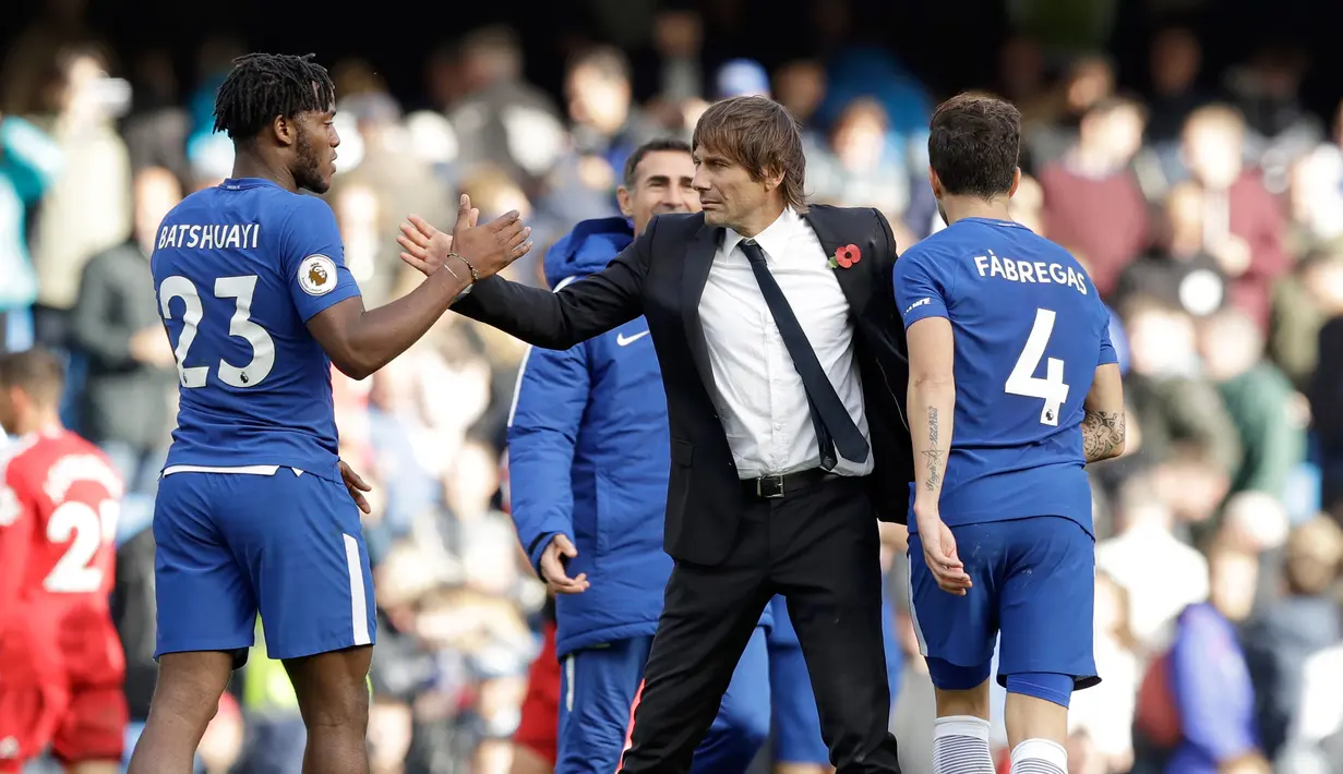 Pelatih Chelsea Antonio Conte mengucapkan selamat atas dua gol yang dicetak Michy Batshuayi saat pertandingan melawan Watford di stadion Stamford Bridge di London (21/10). Michy Batshuayi  berhasil menyumbang dua gol untuk Chelsea. (AP/Matt Dunham)