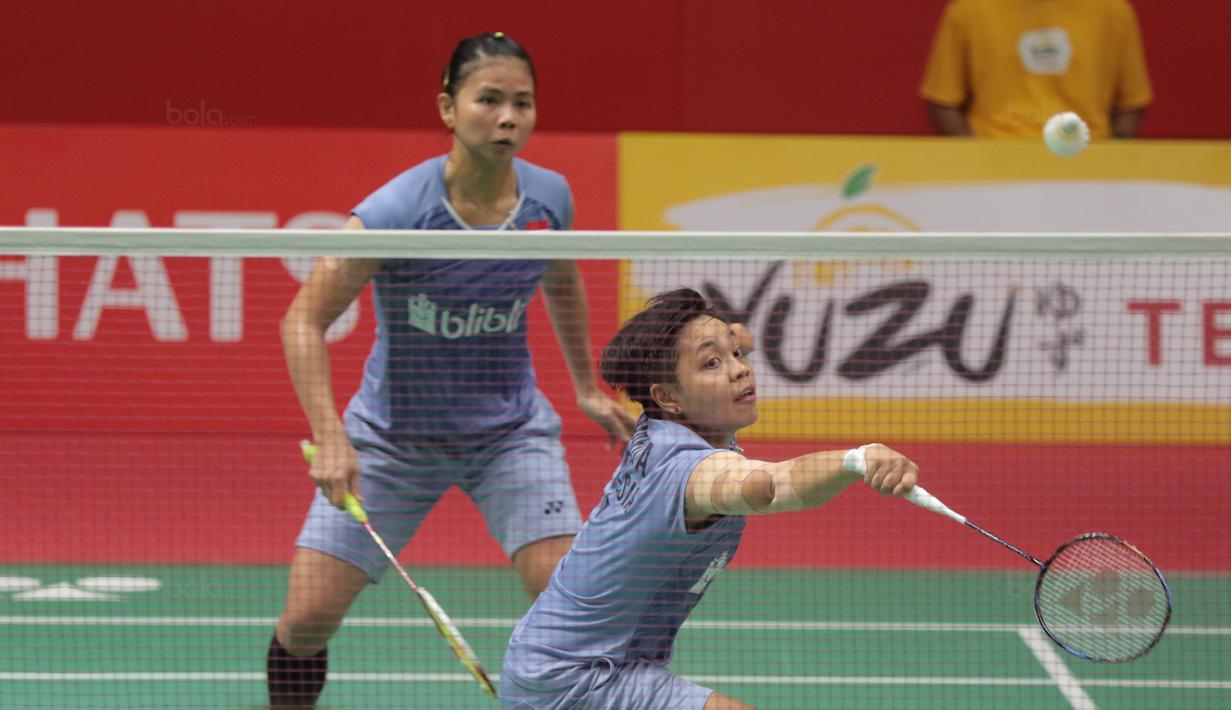 Greysia Polii/Apriyani Rahayu melaju ke semifanal usai kalahkan  Chae Yoo-jung/Hye Rin-kim pada ajang Daihatsu Indonesia Master 2018 Kamis (26/1/2018). Greysia/Apriyani menang 21-16,21-15 (Bola.com/Nick Hanoatubun)
