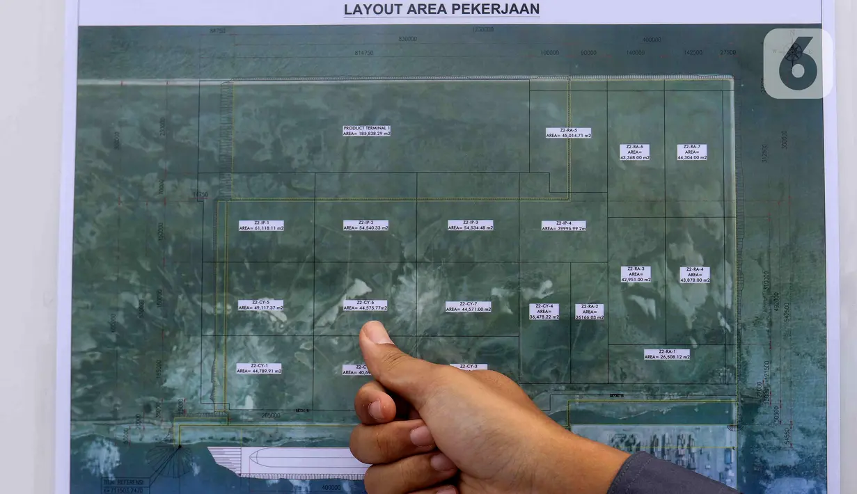 Layout area pekerjaan tanah milik PT Pelabuhan Indonesia (Persero) atau Pelindo yang akan digunakan sebagai lokasi relokasi Depo Pertamina Plumpang terletak di NPCT 2, Koja, Jakarta Utara, Selasa (7/3/2023). Tanah seluas 23 hektare ini akan menjadi lokasi relokasi Depo Pertamina Plumpang yang direncanakan selesai Desember 2024. (Liputan6.com/Herman Zakharia)