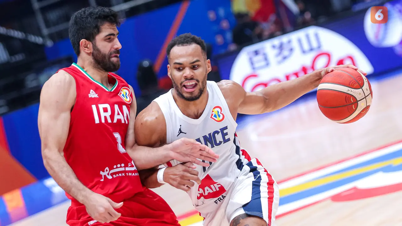 Foto: Diwarnai Tendangan Kung Fu Terry Tarpey, Prancis Tumbangkan Iran pada Laga Grup P Piala Dunia FIBA 2023