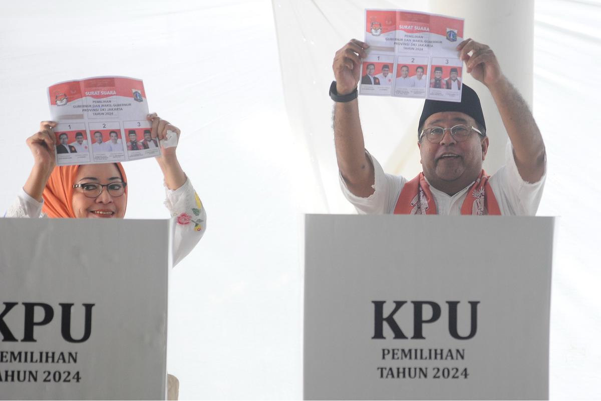 Rano Karno nyoblos di TPS 65 Lebak Bulus saat Pilkada Jakarta 2024