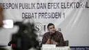 Peneliti LSI Adjie Alfarabby memberikan paparan  hasil survei terkait pemenang pascadebat pertama pilpres di Jakarta, Rabu (30/1). Survei LSI menyimpulkan  paslon nomor urut 01, Jokowi-Amin unggul dalam debat. (Liputan6.com/Faizal Fanani)