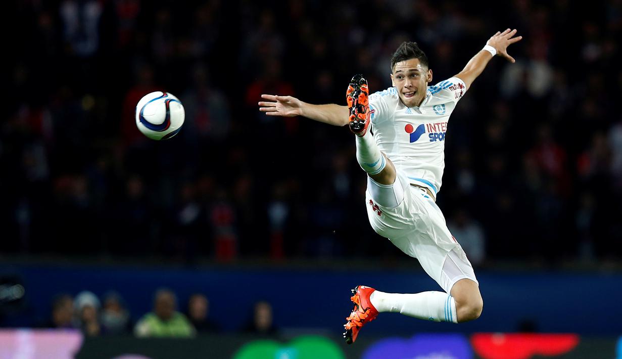 Pemain Olympique de Marseille Lucas Ocampos melakukan tendangan melayang dalam lanjutan Liga 1 Perancis saat melawan PSG di Parc des Princes Stadium,Paris,Minggu (05/10/2015).  (EPA/Etienne Laurent)