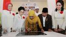 Menteri Sosial Khofifah Indar Parawansa menandatangani prasasti saat meresmikan 1000 cap tangan wanita pejuang 45 di gedung Joang, Jakarta, Jumat (15/12). Liputan6.com/Helmi Afandi)