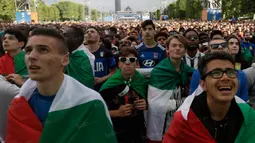 Meski sempat unggul 1-0 pada babak pertama, para suporter Italia sempat tegang juga saat babak kedua karena gempuran dari Andres Iniesta dan kawan-kawan. (Bola.com/Vitalis Yogi Trisna)