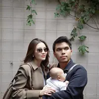 Jadi seorang ibu bukan halangan bagi Aaliyah Massaid dalam bekerja. Ia masih aktif berkarya dengan gaya stylish yang jadi inspirasi para ibu muda. [@aaliyah.massaid]