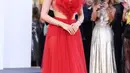 Jenna Ortega benar-benar mencuri hati di red carpet Venice Film Festival 2024 dengan gaun tulle merah rancangan Christian Dior. Ia memadukan penampilannya dengan sepasang sepatu Jimmy Choo dan pulasan lipstik merah yang mencolok. [Foto: Hello Magazine]