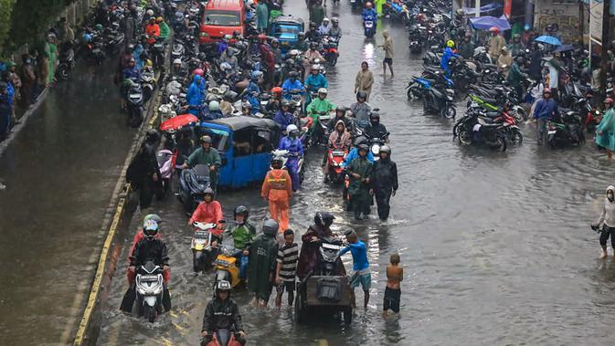 Banjir Meluas, 15 RT dan 20 Ruas Jalan di Jakarta Tergenang Air