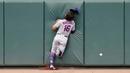 Pemain New York Mets Jake Marisnick menabrak tembok lapangan saat mengejar triple oleh Pedro Severino dari Baltimore Orioles selama pertandingan bisbol di Baltimore, Amerika Serikat, 2 September 2020. (AP Photo/Julio Cortez)