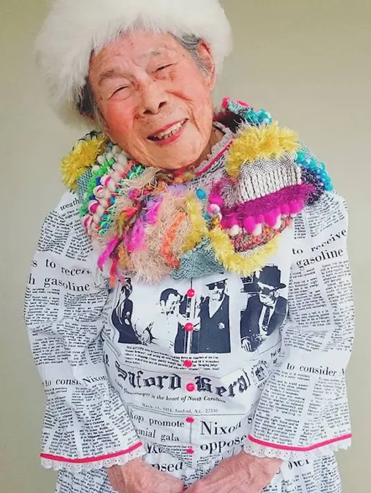 Emiko (93) nenek asal Jepang menjadi model untuk pakaian yang dibuat oleh cucunya. Sang cucu, Chinami Mori seringkali membuat pakaian warna cerah dan pelangi yang ia buat dengan teknik tenun khusus yang disebut Saori. (mymodernmet.com)