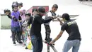 Sejumlah anak berlatih skateboard di TMII, Jakarta, Sabtu (8/9/2018). Green Skate Lesson yang didirikan oleh mantan atlet skateboard, Tony Sruntul, merupakan wadah regenerasi skateboarder bertalenta. (Bola.com/M Iqbal Ichsan)