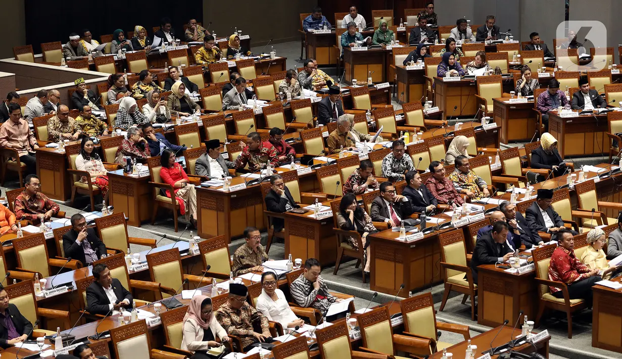 Suasana penutupan sidang paripurna DPR ke-6 masa persidangan I 2019-2020 di Kompleks Parlemen, Jakarta, Selasa (17/12/2019). Rapat menyampaikan laporan Baleg DPR RI terhadap Rancangan Peraturan DPR Tentang Tata Cara Penyusunan Prolegnas. (Liputan6.com/Johan Tallo)