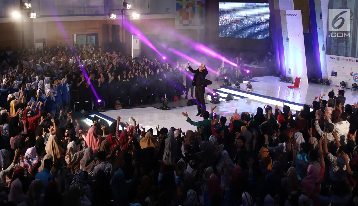 Motivator Tung Dasem Waringin saat memberikan motivasi  dan berinteraksi dengan para peserta EGTC di geleran Emtek Goes To Campus 2018 di Universitas Negeri Semarang (UNNES), Semarang, Rabu (18/7). (Liputan6.com/Herman Zakharia)