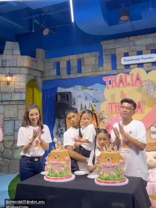 Kemudian Bertrand yang memadukan kaus-nya dengan celana panjang berwarna putih.   [@ruben_onsu]