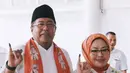 Rano Karno dan sang istri nyoblos di TPS Lebak Bulus dengan serba putih. Rano Karno kenakan kemeja putih dan selempang ondel-ondel. Sedangkan Dewi Indriati kenakan kebaya encim putih floral dan hijab oranye [@si.rano]