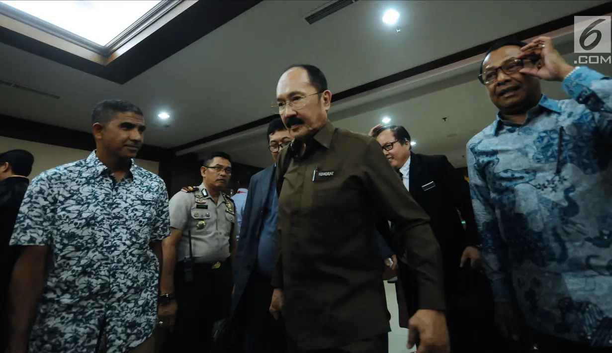 Mantan pengacara Setya Novanto, Fredrich Yunadi usai mengikutisidang putusan sela di Pengadilan Tipikor, Jakarta, Senin (5/3). Majelis hakim memutuskan melanjutkan sidang dugaan merintangi penyidikan kasus korupsi e-KTP. (Liputan6.com/Helmi Fithriansyah)
