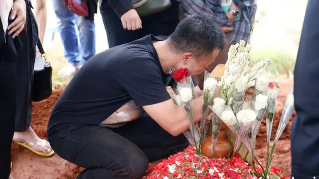 7 Potret Pemakaman Clerence Chyntia, Tangis Rio Alief Pecah