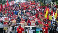 Aksi demonstrasi elemen buruh dan mahasiswa yang bertepatan dengan Hari Sumpah Pemuda di Kawasan Patung Kuda, Jakarta, Kamis (28/10/2021). Sejumlah tuntutan mereka salah satunya, pencabutan UU Nomor 11 Tahun 2019 tentang Cipta Kerja dan berbagai aturan turunannya. (Liputan6.com/Faizal Fanani)