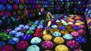 Anak-anak bermain di instalasi seni digital berjudul "Bola Pemantul Berputar Cepat di Rumah Caterpillar" di museum "teamLab Massless" yang baru dibuka di Beijing, China, Senin (26/12/2022). Berbasis di Tokyo teamLab membuat museum seni digital yang memamerkan berbagai karya seni interaktif di dalam pusat perbelanjaan di ibu kota Beijing. (AP Photo/Andy Wong)