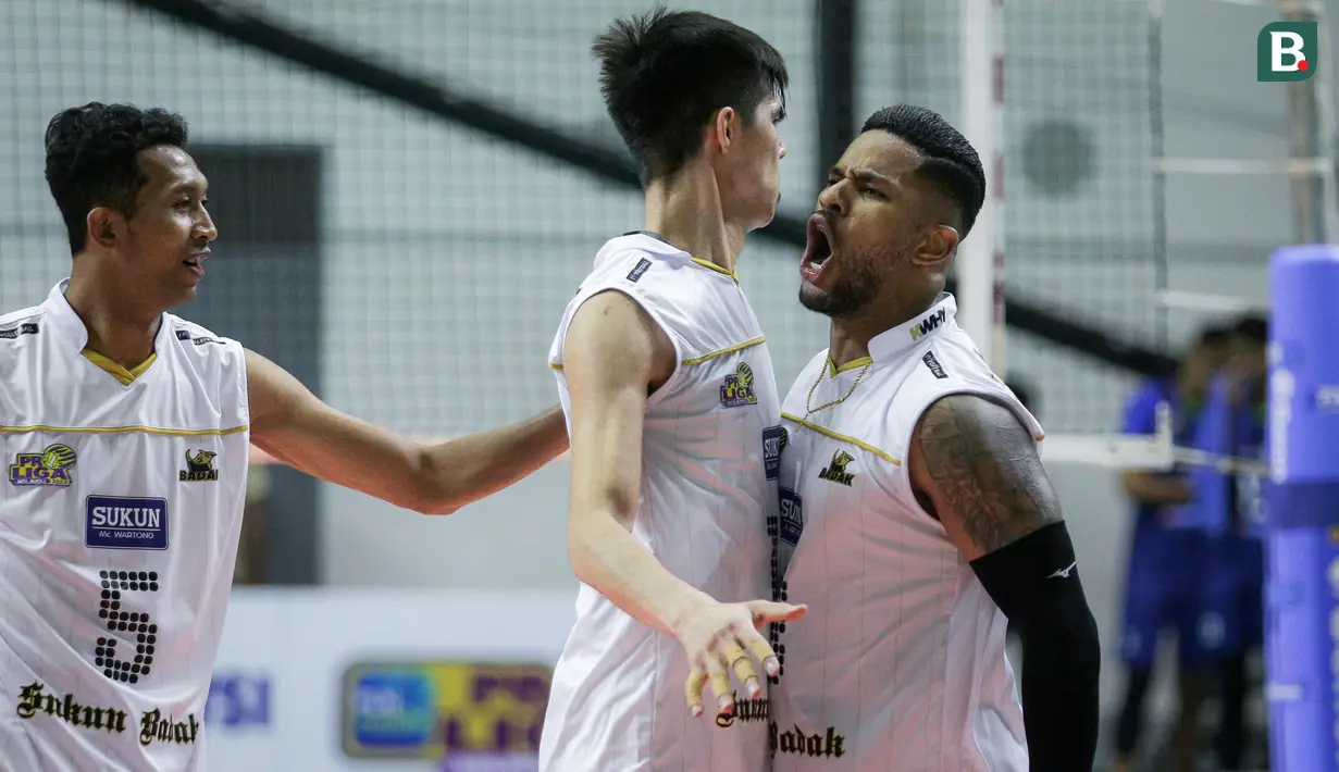 Kedatangan Bueno Douglas (kanan) dan Sobirov Islomjon (tengah) tentu akan menjadi ancaman serius bagi lawan-lawan Kudus Sukun Badak di PLN Mobile Proliga 2022. Patut dinantikan kiprah kedua pemain asing tersebut di kasta tertinggi olahraga voli di Indonesia. (Bola.com/Bagaskara Lazuardi)