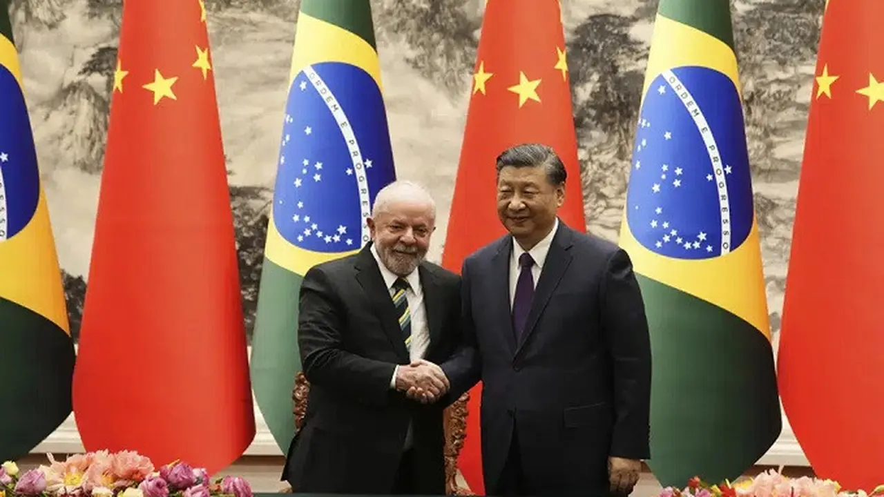 Presiden Brasil Luiz Inacio Lula da Silva dan Presiden China Xi Jinping dalam pertemuan di Beijing pada Jumat (14/4/2023). (Dok. Ken Ishii/Pool Photo via AP)