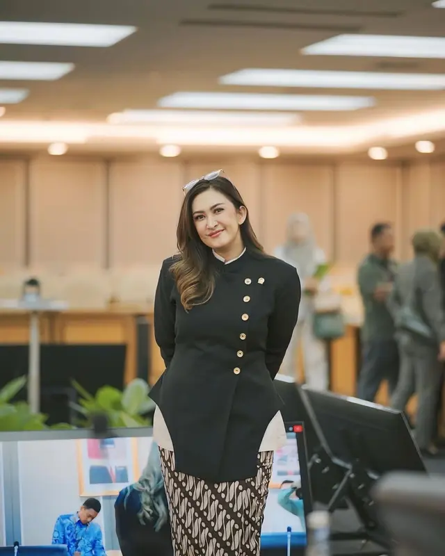 7 Gaya Nafa Urbach pakai kebaya di berbagai momen spesial