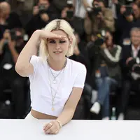 Penampilan Kristen Stewart terlihat lebih berbeda dari sebelumnya, meski tak lagi memiliki rambut coklat, ia mengaku bosan dengan model rambutnya yang begitu saja. (AFP/Bintang.com)