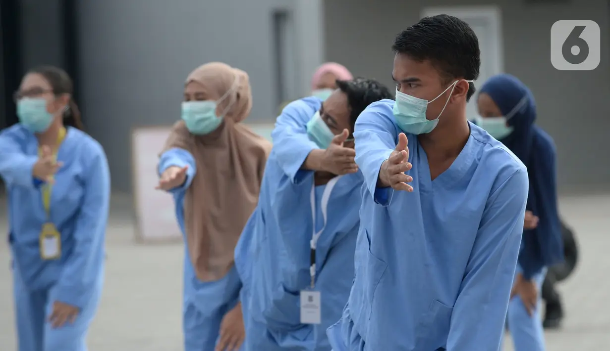 Sejumlah pasien berstatus orang tanpa gejala (OTG) melakukan senam bersama tim medis di Rumah Singgah Covid-19, Kabupaten Tangerang, Banten, Selasa (26/5). Dari 40 pasien OTG, beberapa di antaranya mengikuti senam di balkon kamar karena masih menunggu hasil pemeriksaan. (merdeka.com/Dwi Narwoko)