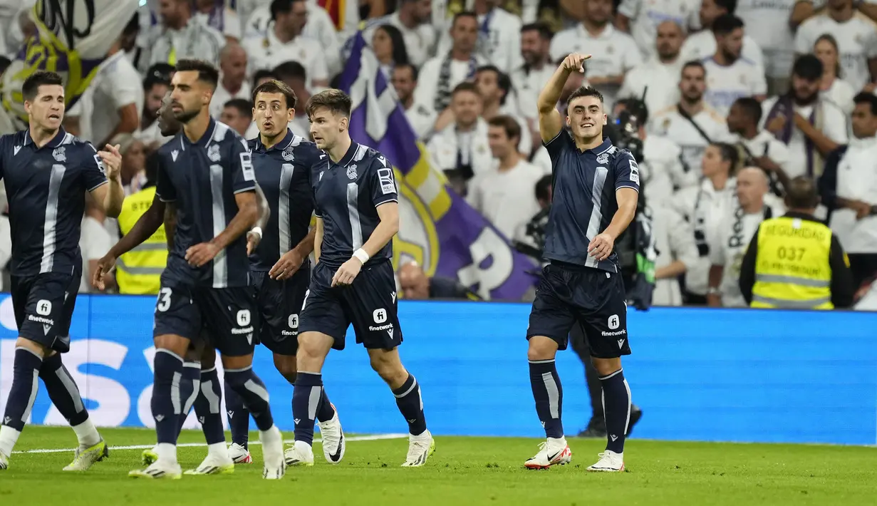 Selebrasi striker Real Sociedad, Ander Barrenetxea (kanan) setelah mencetak gol ke gawang Real Madrid pada laga pekan kelima Liga Spanyol 2023/2024 di Santiago Bernabéu Stadium, Madrid, Senin (18/9/2023) dini hari WIB. (AP Photo/Jose Breton)