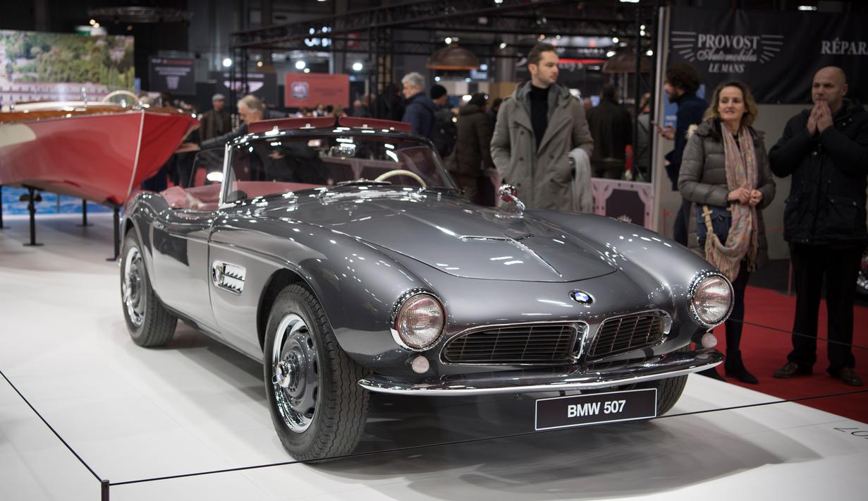 Pengunjung melihat BMW 507 yang dipamerkan saat pameran mobil Retromobile di Paris, Prancis (5/2). Pameran ini diselenggarakan dari tanggal 6 sampai 10 Februari 2019. (AFP Photo/Eric Feferberg)
